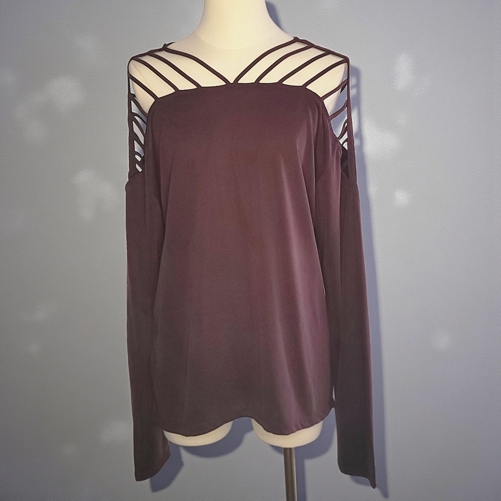 Buckle - Large Women's Strappy Cold Shoulder Maroon